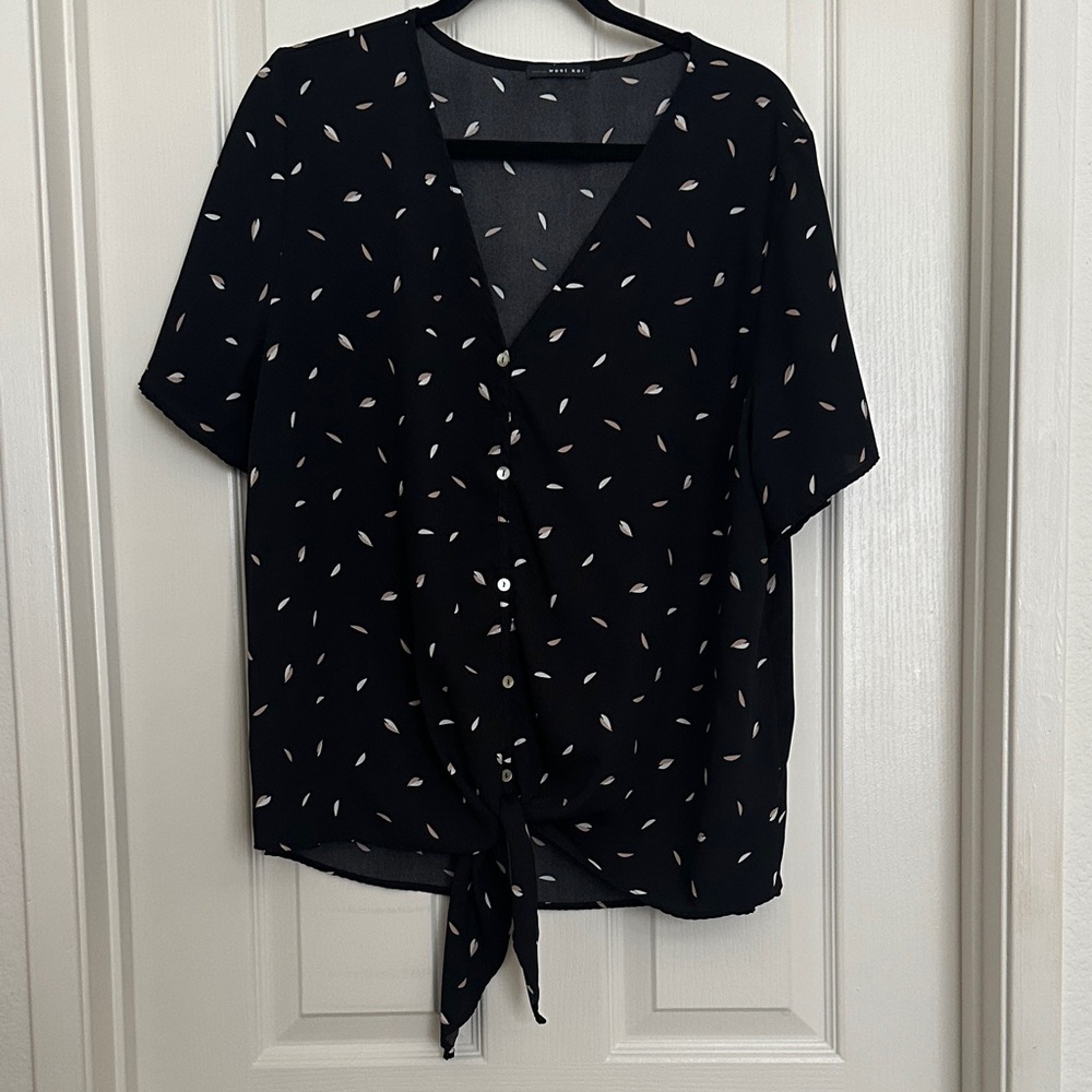West Kei Black Short-Sleeve Button-Front Tie Hem Blouse with Cream Leaf Print